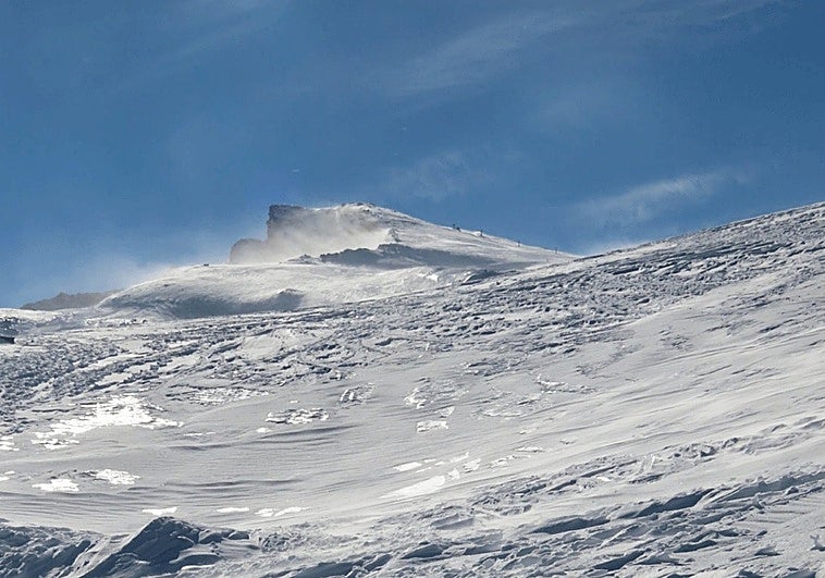 El Parque desaconseja cualquier excursión a Sierra Nevada por nieve y vientos de 100 km/hora